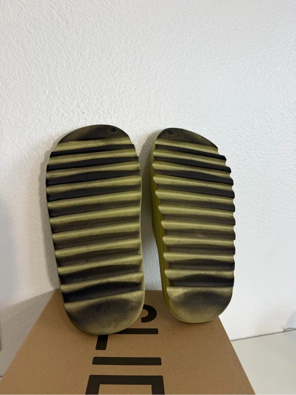 Adidas Yeezy Slide Resin Mens 8 Slides